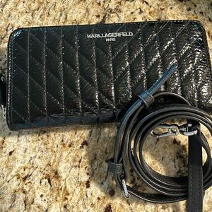 Selling in mint condition clutch (wallet)